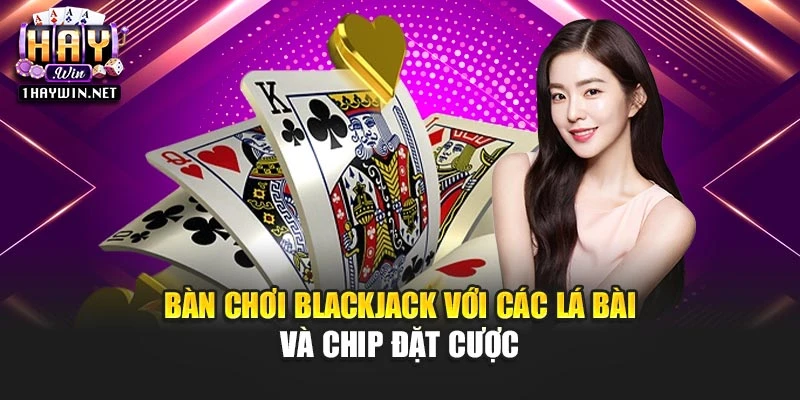 Bàn chơi Blackjack với các lá bài và chip đặt cược